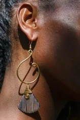 Boucles d'oreilles élégantes en bronze et corne