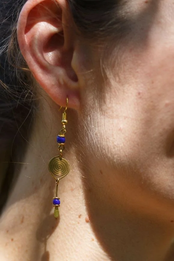 Boucles d'oreilles africaines en bronze et perles bleues