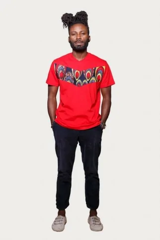 T-shirt rouge customisé avec tissu wax bleu et rouge, col V T-shirt rouge customisé avec tissu wax bleu et rouge, col V