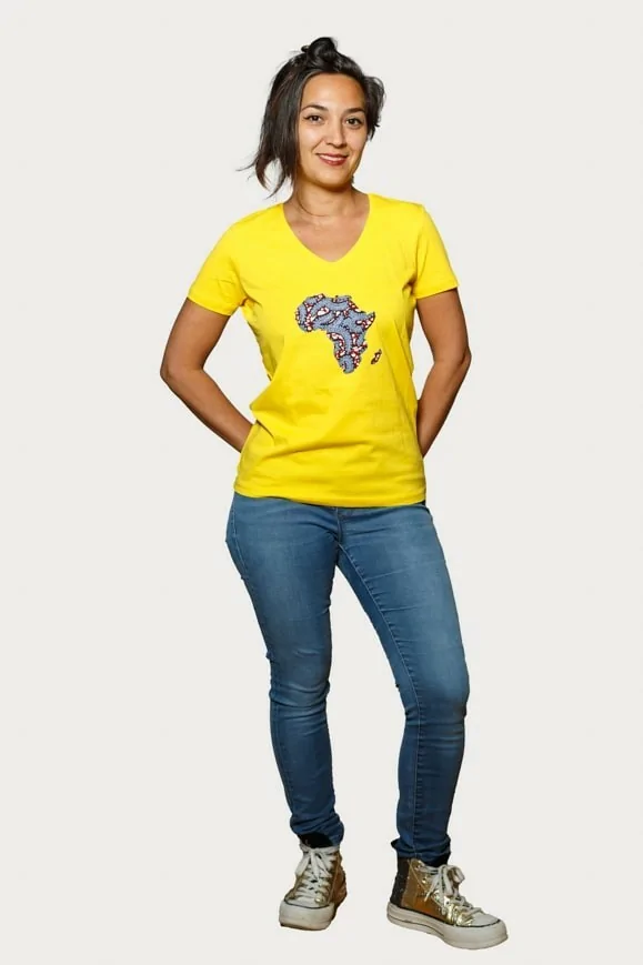 T-shirt col V jaune customisé avec carte d'Afrique