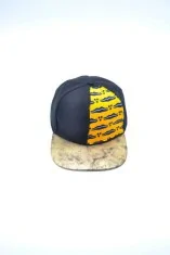 Casquette noire, visière dorée et tissu wax jaune