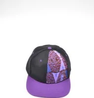 Casquette noire, visière violette et tissu wax violet