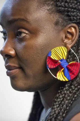 Boucles d'oreilles créoles jaunes, rouges et bleues en tissu wax Boucles d'oreilles créoles jaunes, rouges et bleues en tissu wax