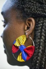 Boucles d'oreilles créoles jaunes, rouges et bleues en tissu wax