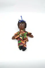 Poupée orange, verte et marron avec son bébé dans le dos