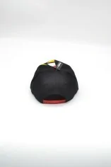 Casquette à visière plate noire et rouge avec tissu wax
