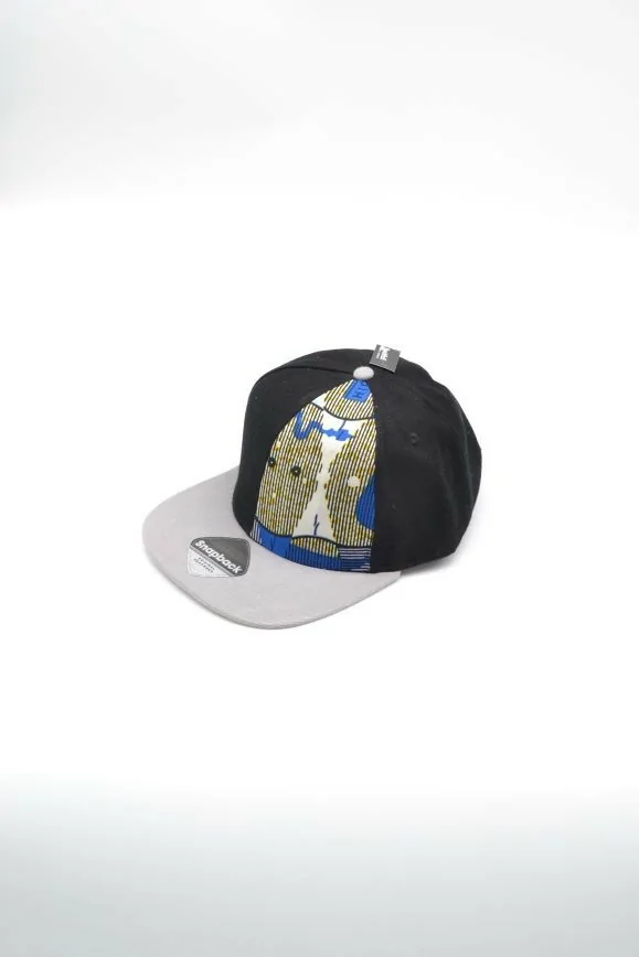 Casquette noire et grise avec tissu wax bleu, blanc et jaune