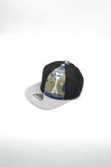 Casquette noire et grise avec tissu wax bleu, blanc et jaune