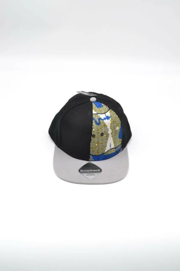 Casquette noire et grise avec tissu wax bleu, blanc et jaune