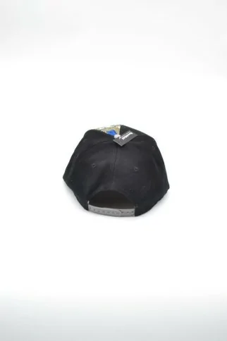 Casquette noire et grise avec tissu wax bleu, blanc et jaune