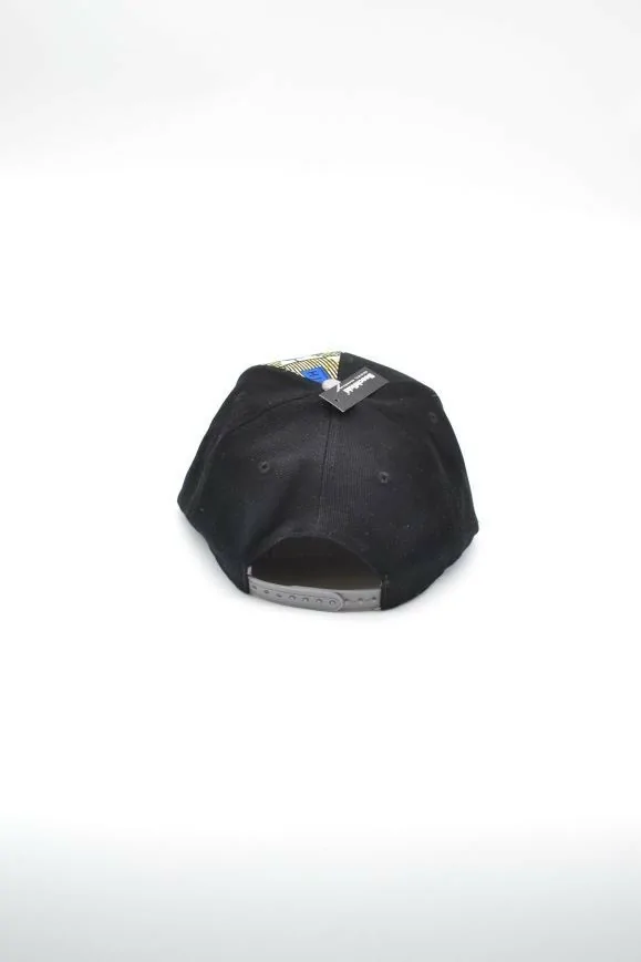 Casquette noire et grise avec tissu wax bleu, blanc et jaune