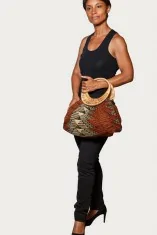 Sac à main orange et gris avec poignées en rotin