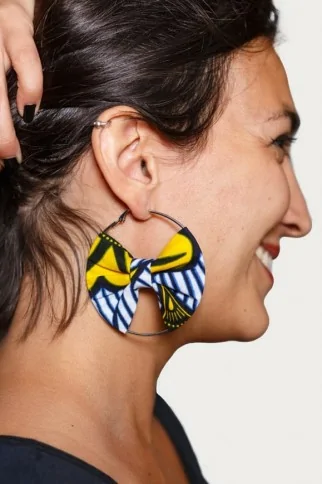 Boucles d'oreilles créoles bleue, jaune et blanche Boucles d'oreilles créoles bleue, jaune et blanche
