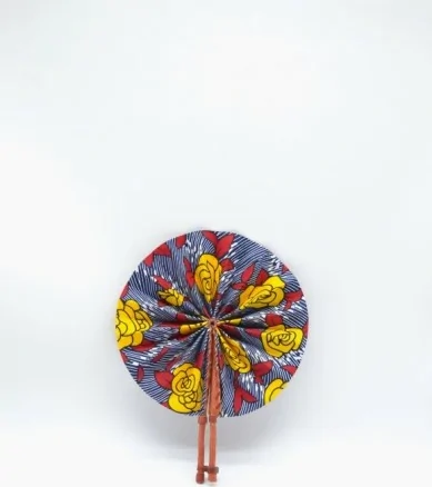Eventail en cuir et tissu wax gris et motifs floraux rouge et jaune Eventail en cuir et tissu wax gris et motifs floraux rouge et jaune