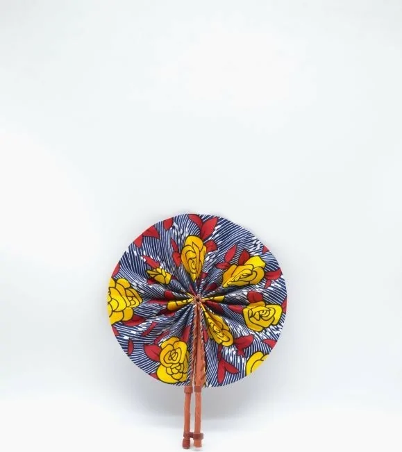 Eventail en cuir et tissu wax gris et motifs floraux rouge et jaune