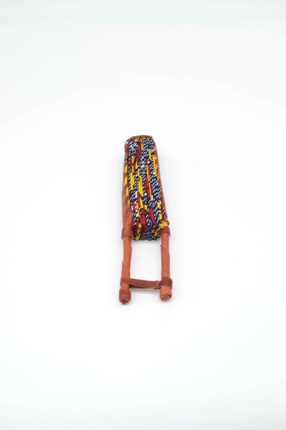 Eventail en cuir et tissu wax gris et motifs floraux rouge et jaune