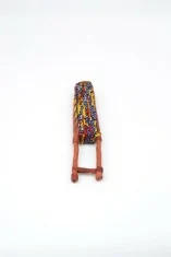 Eventail en cuir et tissu wax gris et motifs floraux rouge et jaune