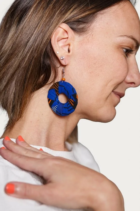 Boucles d'oreilles circulaires en tissu wax bleu