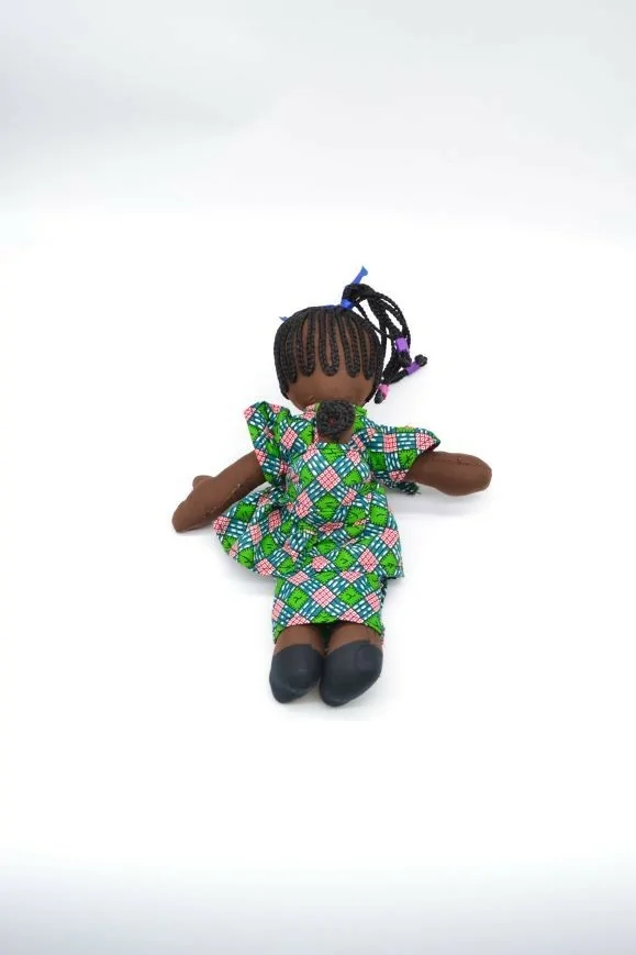 Poupée de chiffon avec carreaux rouges et verts (grande)