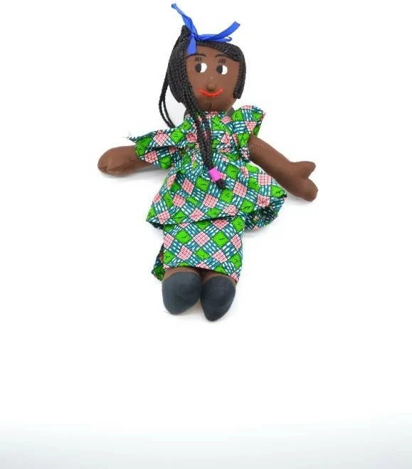 Poupée de chiffon avec carreaux rouges et verts