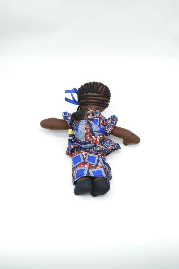 Poupée de chiffon noire en habits wax bleu et rouge