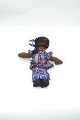 Poupée de chiffon noire en habits wax bleu et rouge