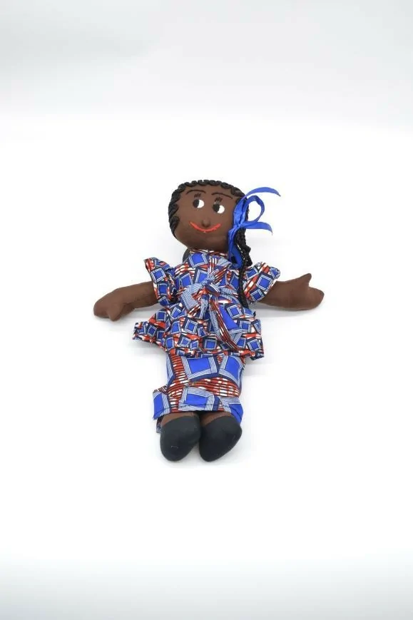 Poupée de chiffon noire en habits wax bleu et rouge