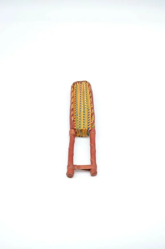 Eventail jaune et multicolore en tissu wax et cuir