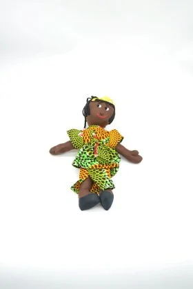 Poupée de chiffon avec robe verte et jaune en tissu wax