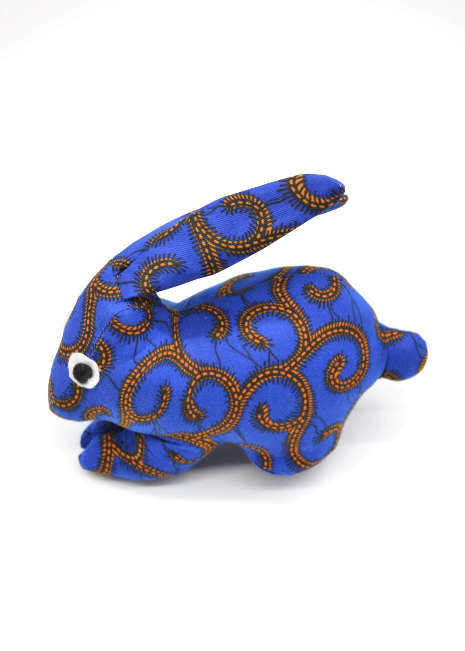 Peluche lapin en tissu wax bleu et motifs circulaires Peluche lapin en tissu wax bleu et motifs circulaires