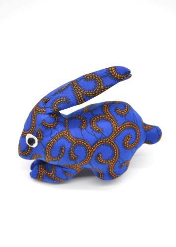 Peluche lapin en tissu wax bleu et motifs circulaires