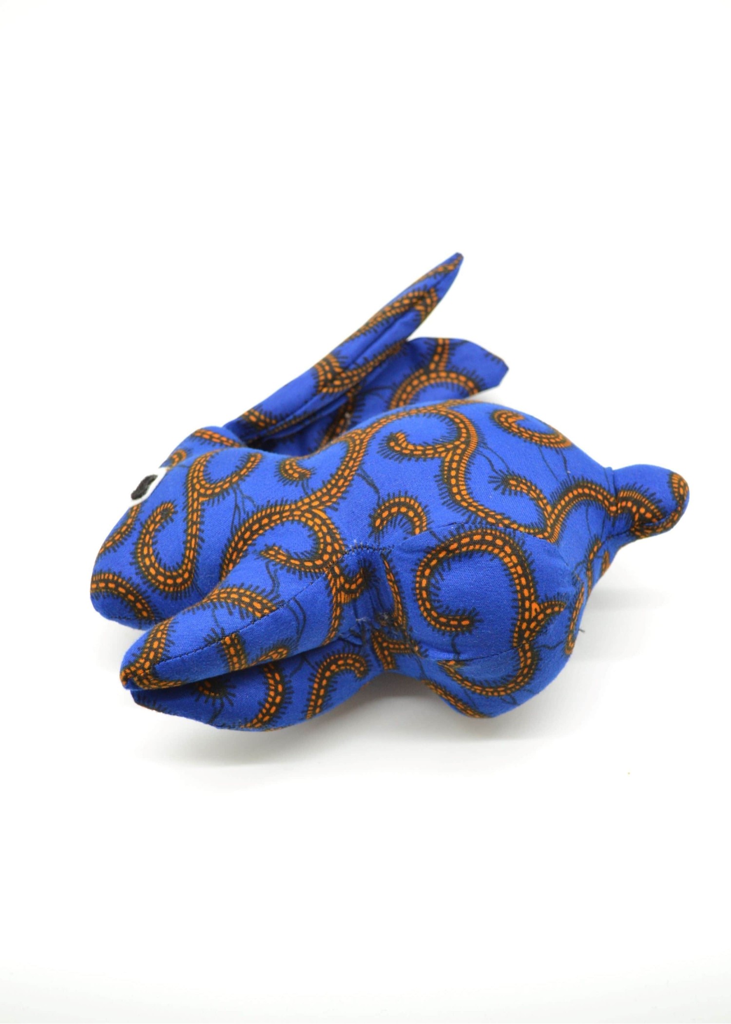 Peluche lapin en tissu wax bleu et motifs circulaires Peluche lapin en tissu wax bleu et motifs circulaires