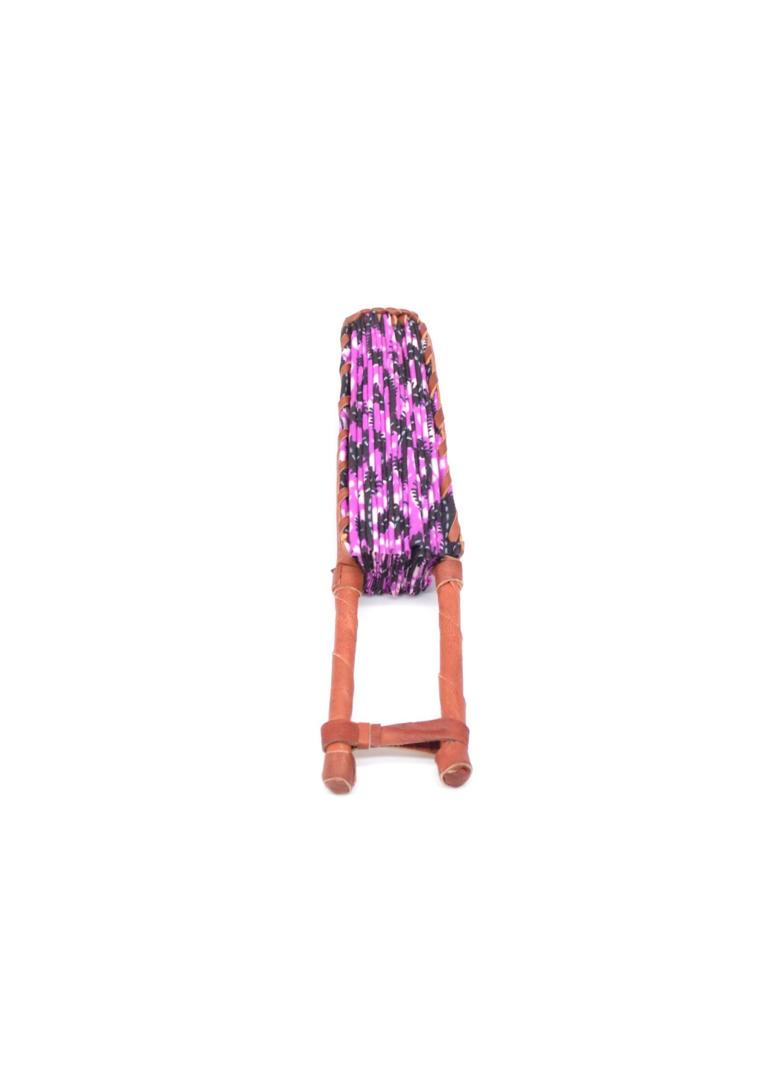 Eventail violet et motifs noirs en cuir et tissu wax Eventail violet et motifs noirs en cuir et tissu wax