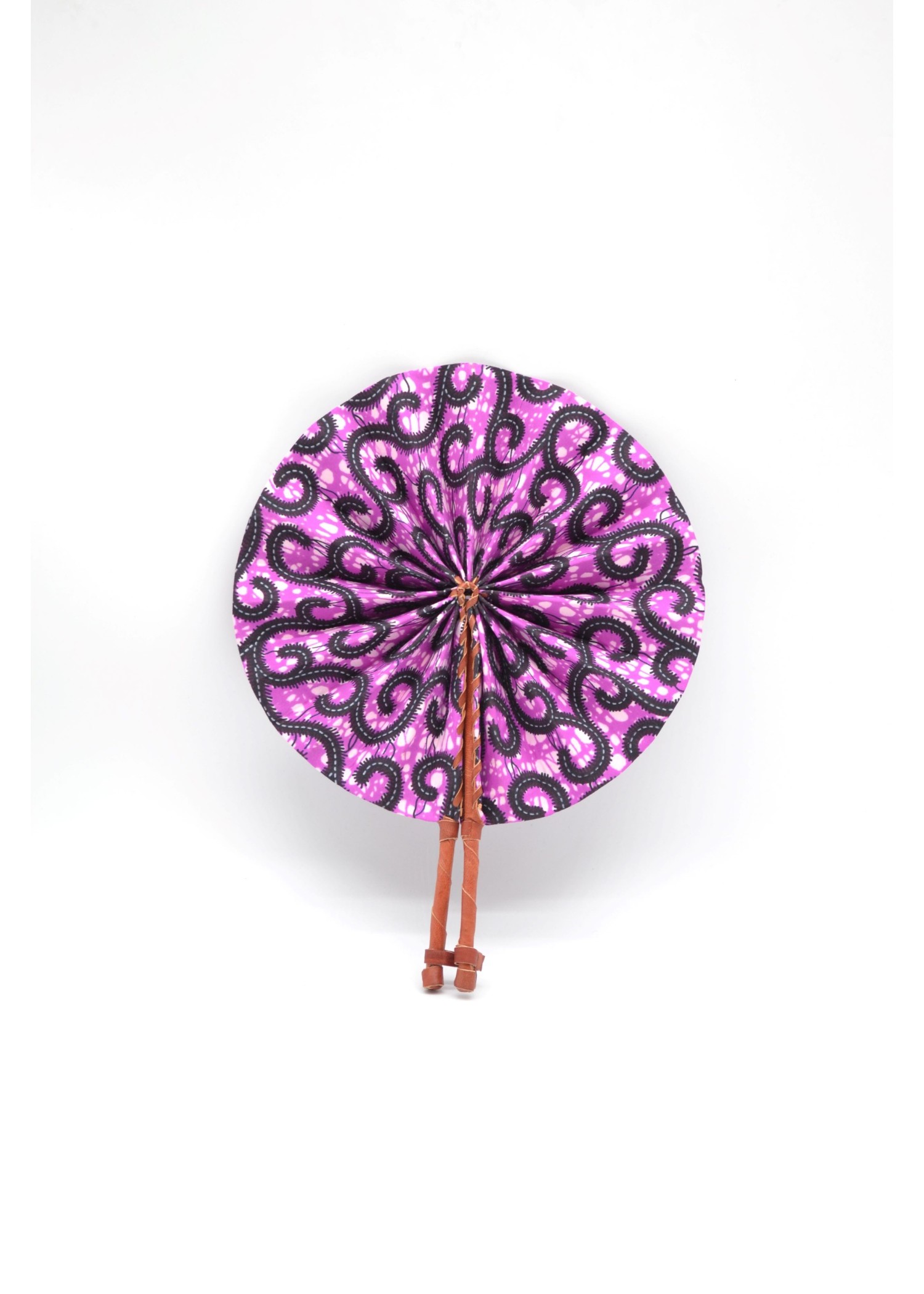 Eventail violet et motifs noirs en cuir et tissu wax Eventail violet et motifs noirs en cuir et tissu wax