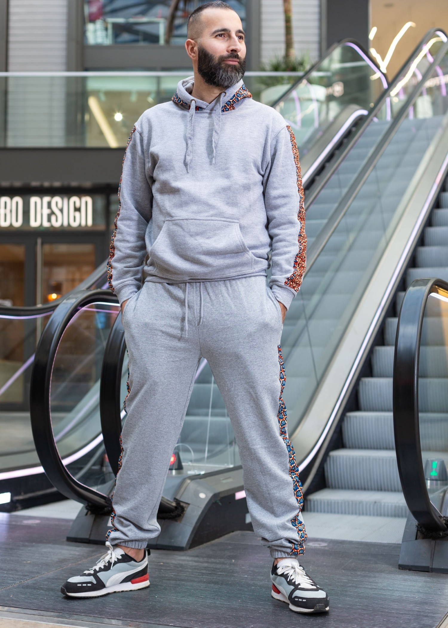 Sweat à Capuche Customisé Gris avec Tissu Wax Rouge et Bleu Sweat à Capuche Customisé Gris avec Tissu Wax Rouge et Bleu
