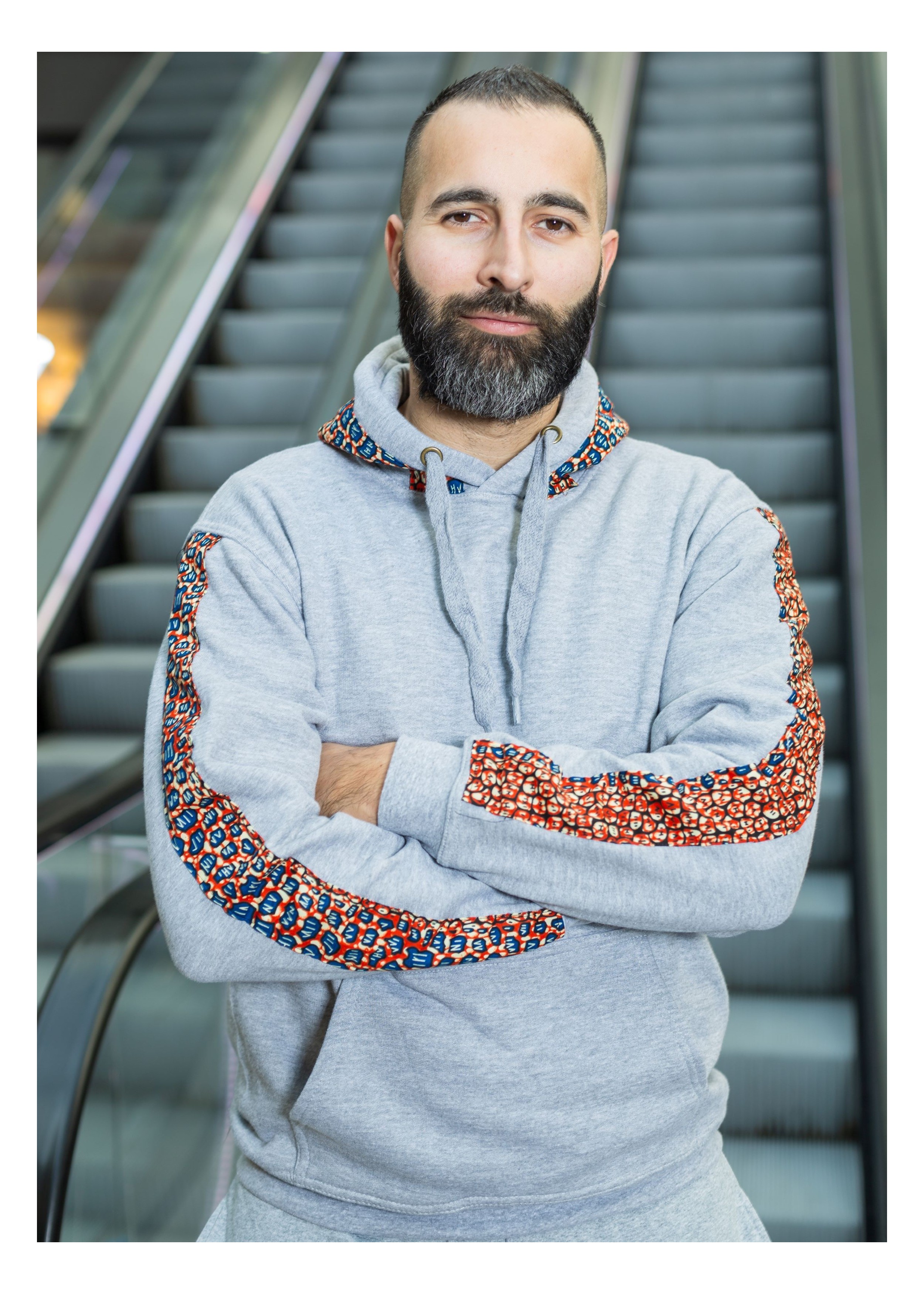 Sweat à Capuche Customisé Gris avec Tissu Wax Rouge et Bleu