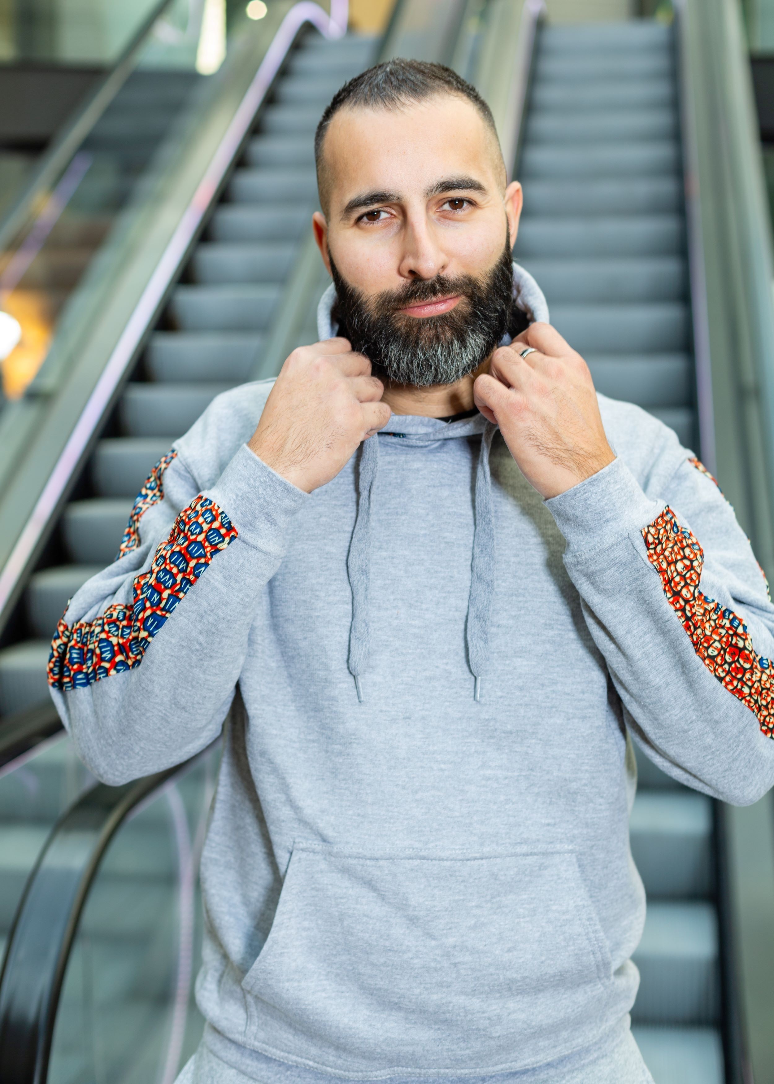 Sweat à Capuche Customisé Gris avec Tissu Wax Rouge et Bleu