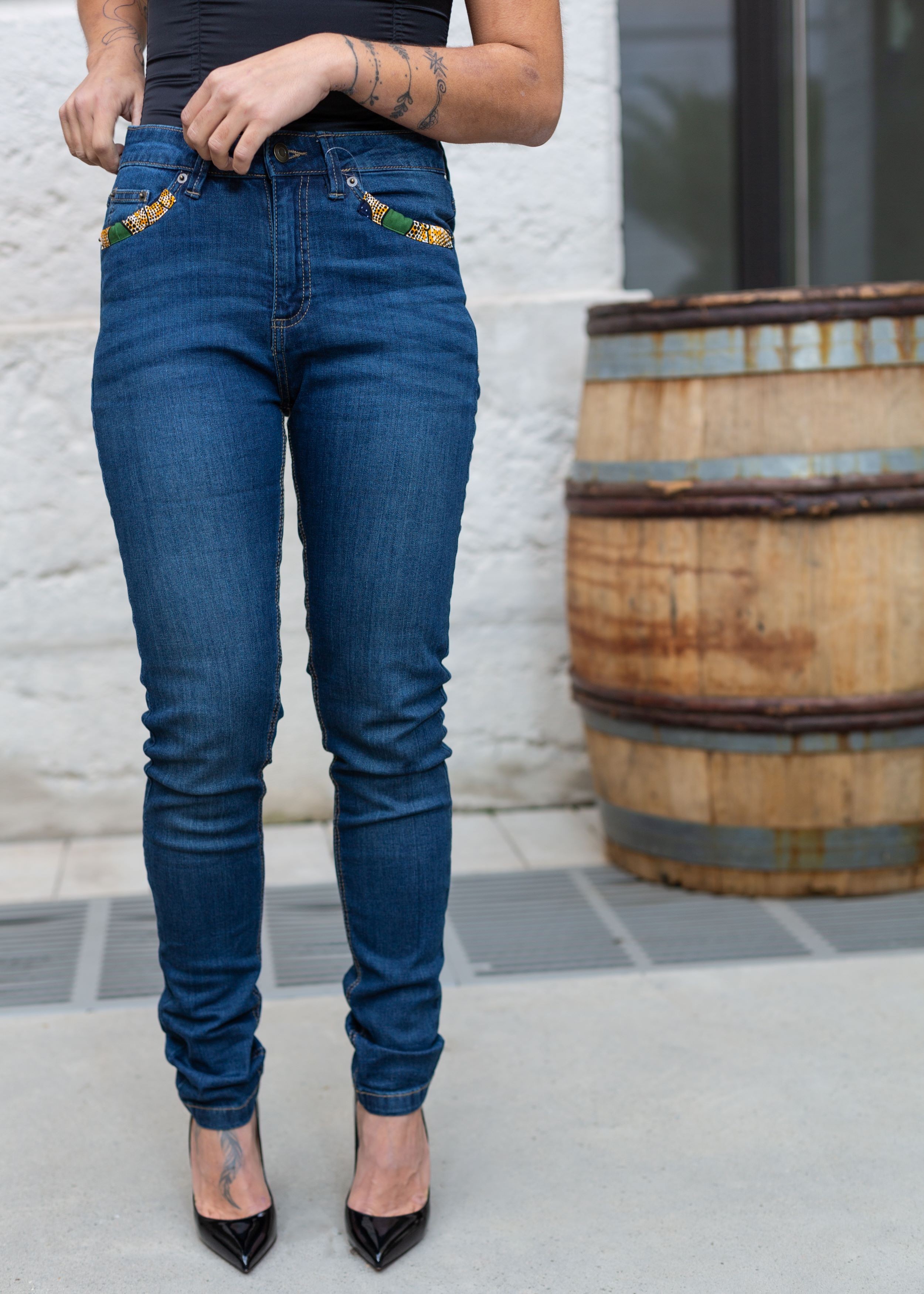 Jean Skinny Bleu Foncé Customisé : Originalité et Élégance Pour Femmes