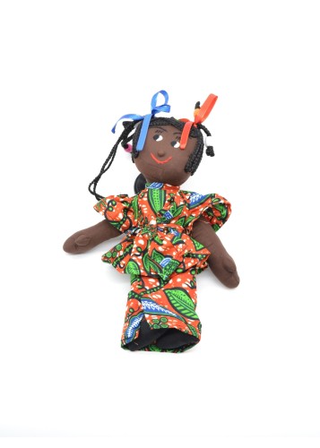 Poupée en tissu wax orange et vert avec tresses et perles