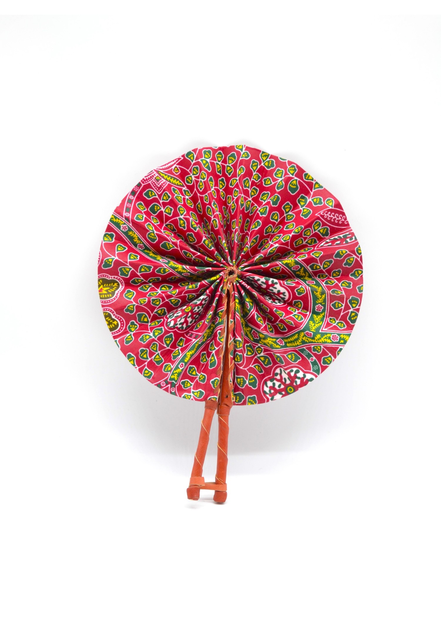 Éventail en Tissu Wax Rose à Motifs Floraux avec Manche en Cuir Éventail en Tissu Wax Rose à Motifs Floraux avec Manche en Cuir