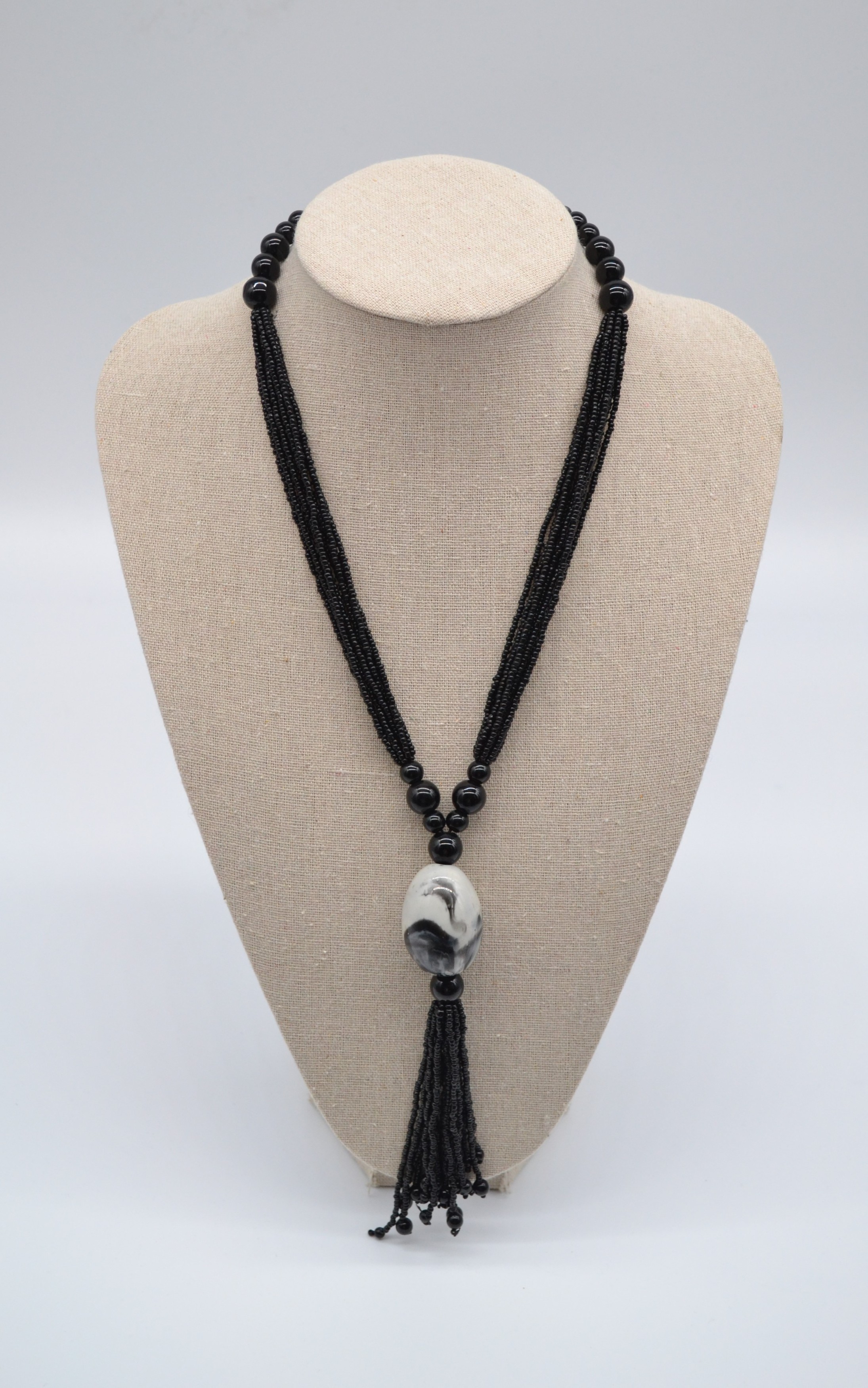 Collier de perles avec pendentif blanc et noir