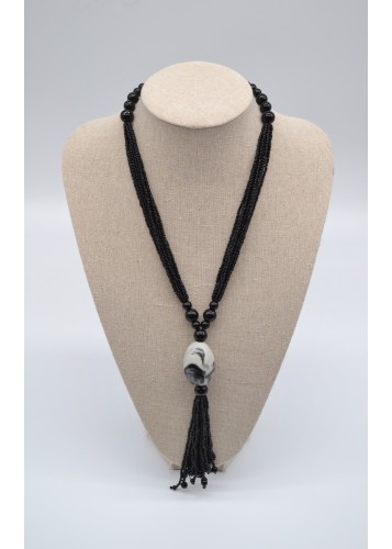 Collier de perles avec pendentif blanc et noir