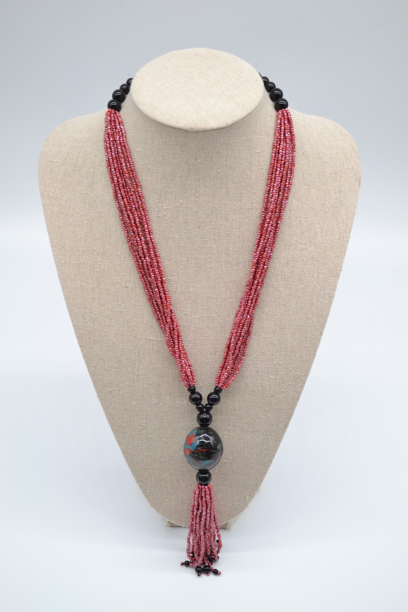 Collier de perles multicolore avec pendentif Collier de perles multicolore avec pendentif