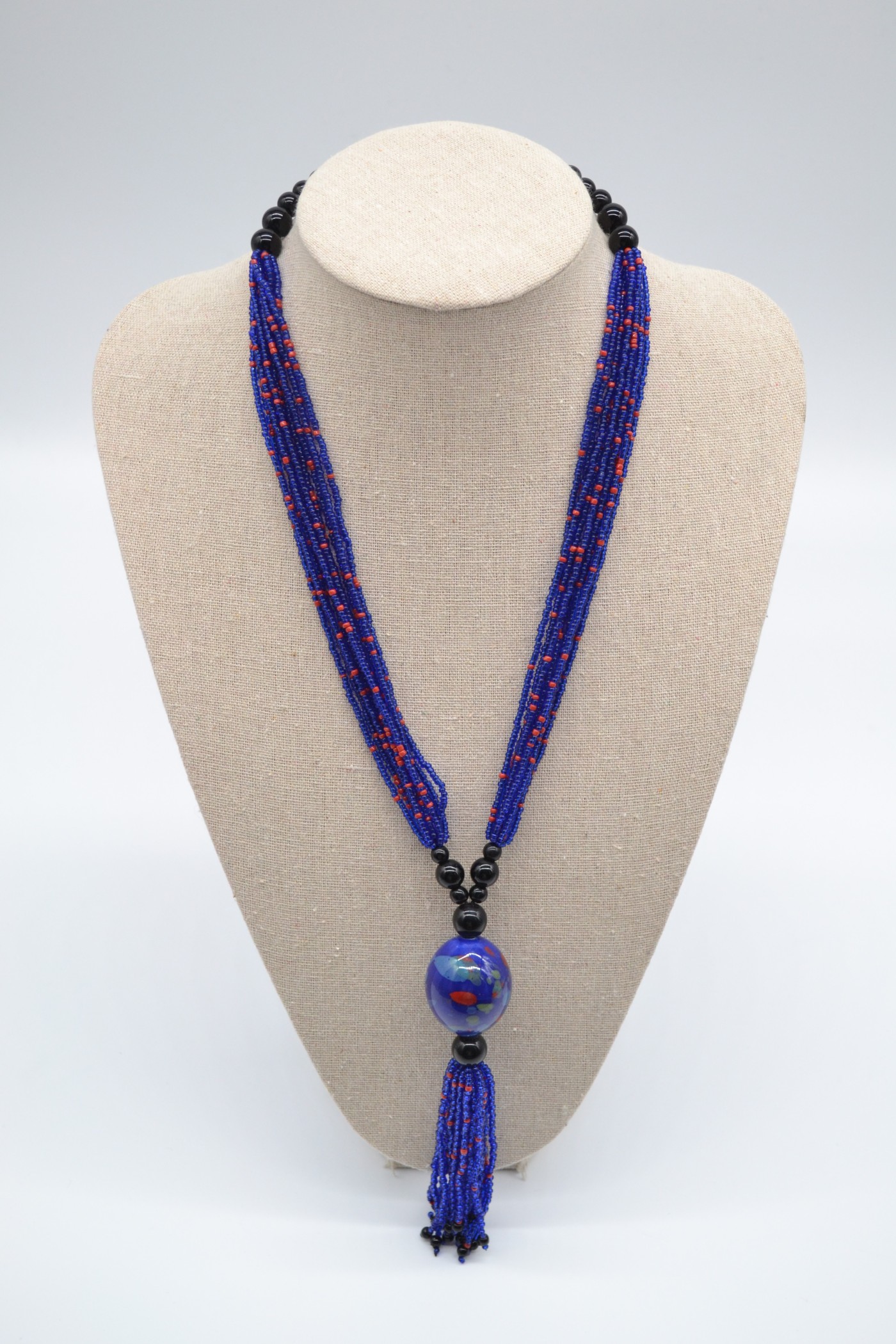 Collier de perles bleues avec pendentif
