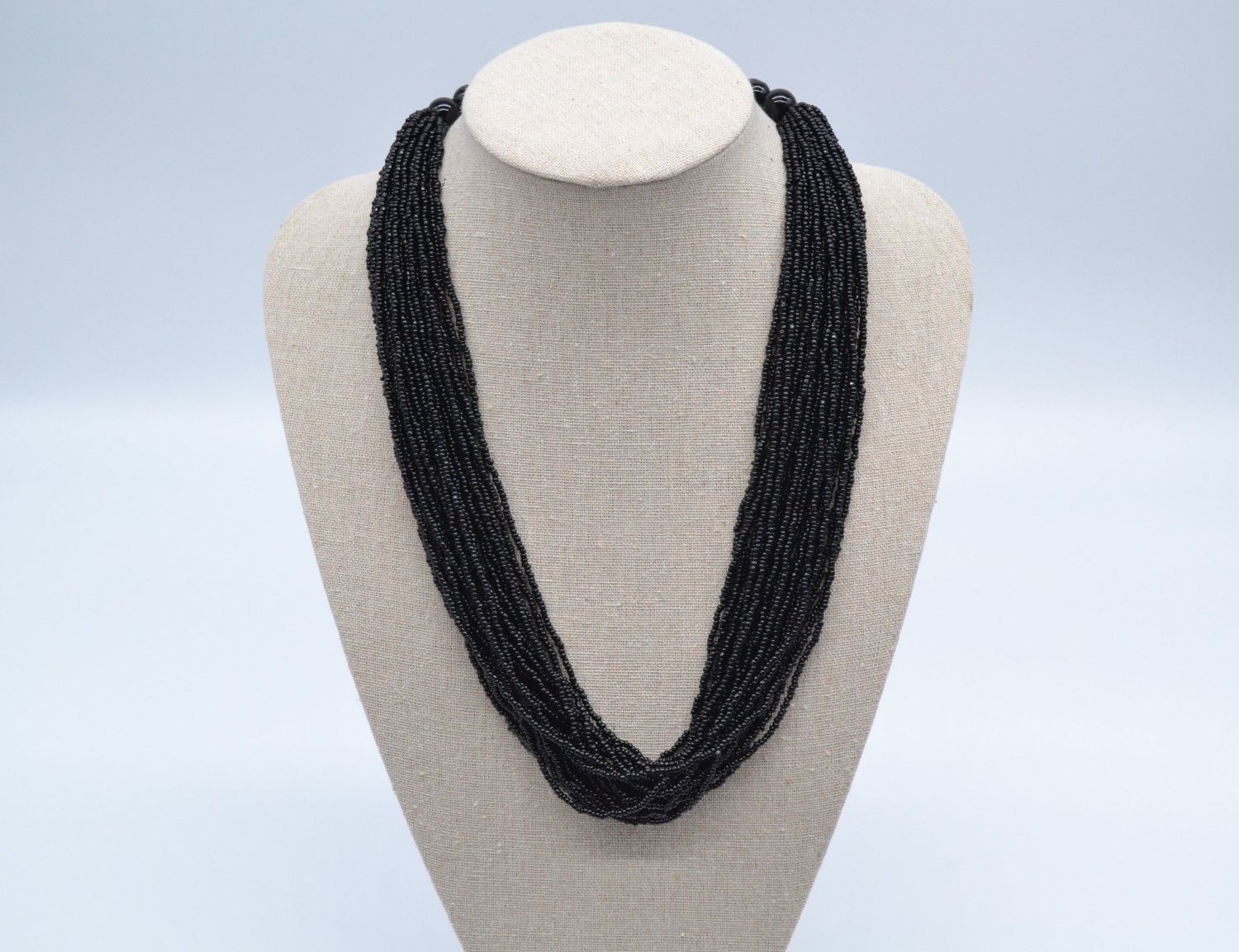 Ensemble de colliers noirs torsadés