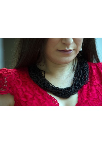 Ensemble de colliers noirs torsadés