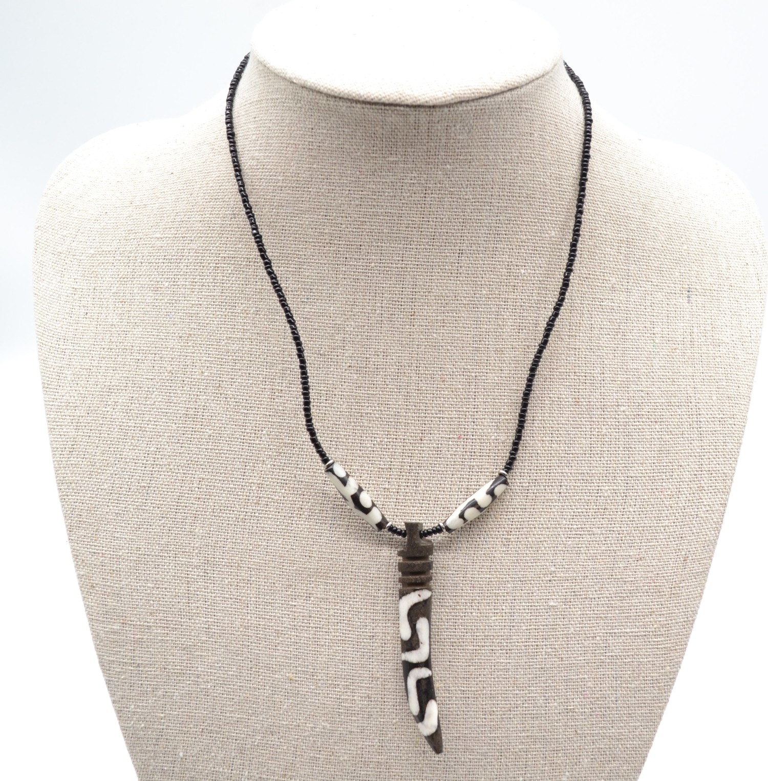 Collier homme avec perles et pendentif Collier homme avec perles et pendentif