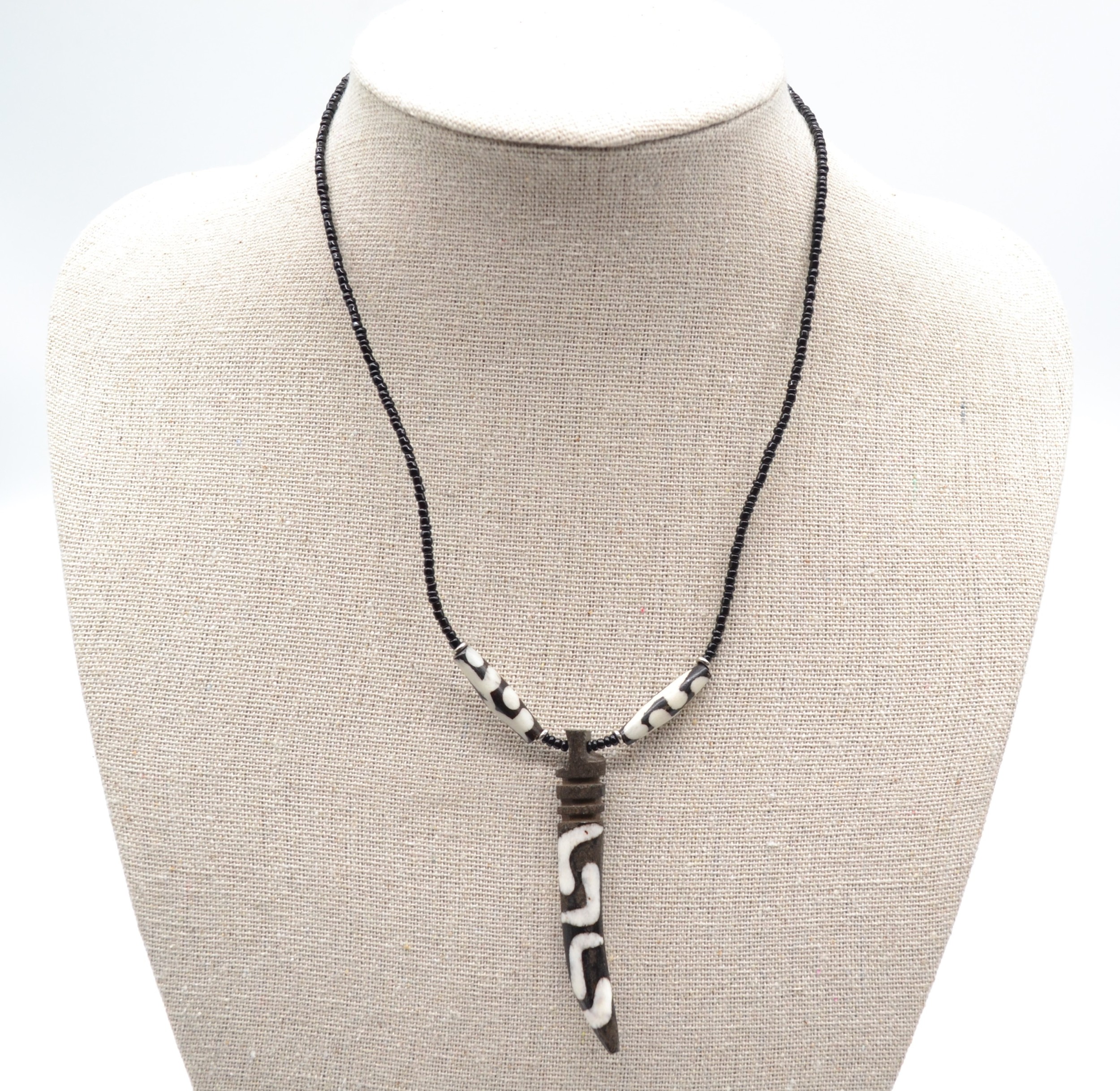 Collier homme avec perles et pendentif