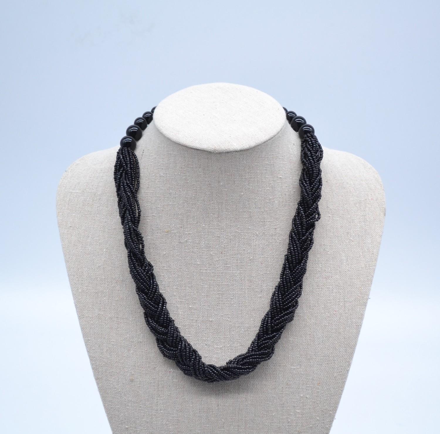 Collier torsadé de perles noires