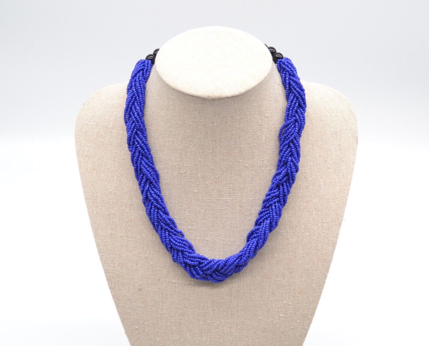 Collier torsadé de perles bleues